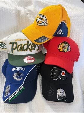NHL & NFL Team Hat Lot of 5 - Packers Flyers Canucks Blackhawks Predators